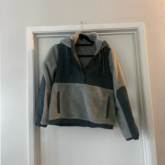 Patagonia Women's Green Hooded Jacket - Picture 2 of 9